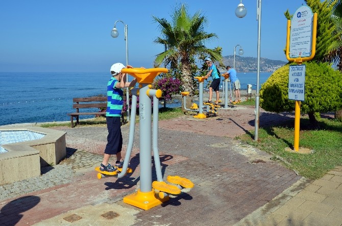Sahil yolundaki spor aletleri yenilendi