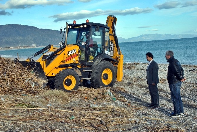 Sahildeki tonlarca atık temizlenmeye başladı