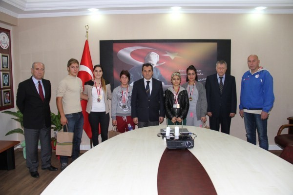 Şampiyonlar İl Milli Eğitim Müdürü Gülay'ı ziyaret etti