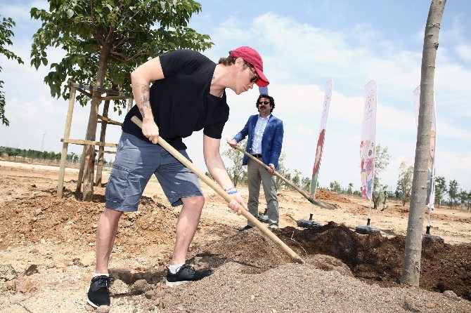 Şarkıcı Sinan Akçıl, EXPO’ya ağaç dikti