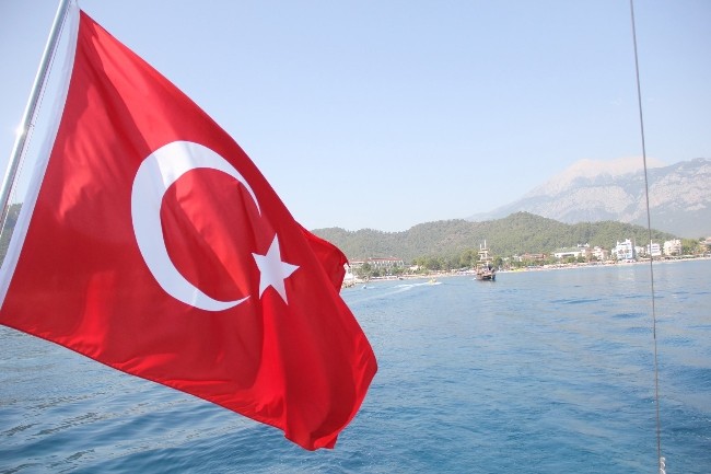 Şehitler için denize çelenk bırakıldı