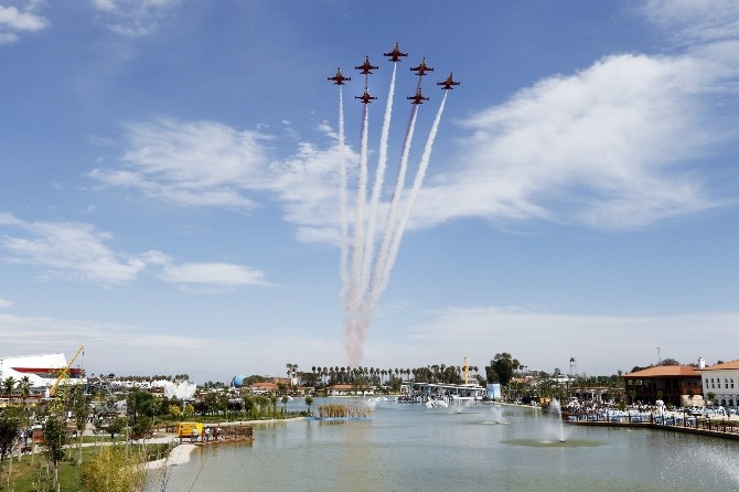 Sesten Hızlı Uçabilen “Türk Yıldızları” Mehter Marşı’yla Coşturdu