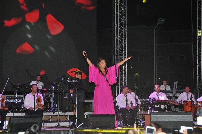 Sibel Can'Dan 50 bin kişilik koro