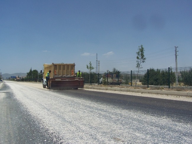 Sıcaktan eriyen asfalta çakıl döküldü