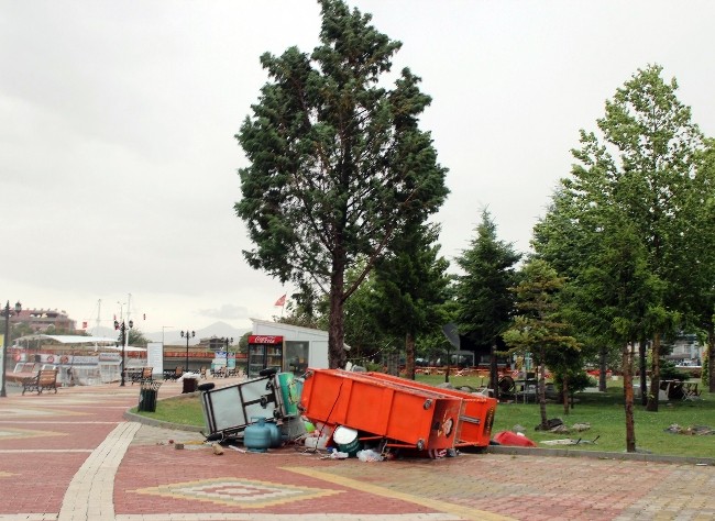 Şiddetli Lodos çatıları uçurdu