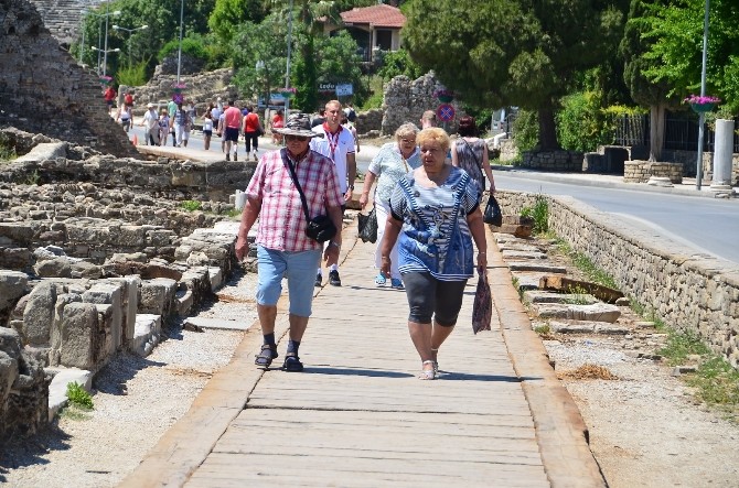 Side antik kentine ahşap yaya yolu