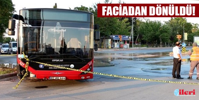Su borusu patladı, otobüs refüje çıktı