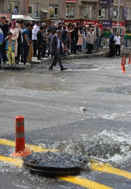 Su şebekesi patladı. Cadde sular altında kaldı