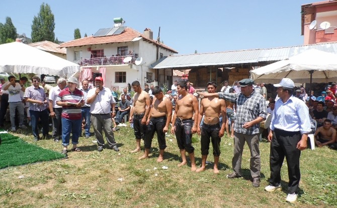 Süleklerde bayram güreşi geleneği sürüyor