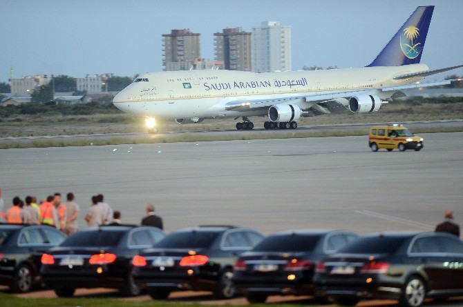 Suudi Kralın 18 Milyon Dolara Kapattığı Otelin Arka Tarafında 20 Çadır Dolusu Suriyeli Yaşıyor