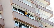 1 gün boyunca beklediği pencereden boşluğa atladı