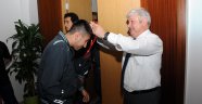 Akaydın’dan şampiyon futbolculara çeyrek altın