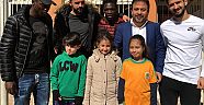Alanyasporlu futbolcular öğrencilerle buluştu      
