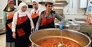 Aşevi’nde yemek pişirdiler