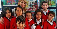 Atık gazeteler tuval oldu