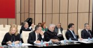 AVM Etekteki taşları döktü