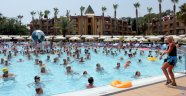 Aynı anda 513 turist havuzda cimnastik yaptı