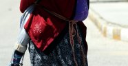 Ayşe nine, torununu 9 yıldır sırtında taşıyor
