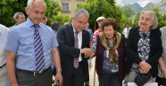 Başkan Böcek, Huzurevi sakinlerini ziyaret etti