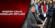 Başkan Türel, Fikret Şeneş’i piyanoda andı