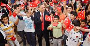 Başkan Uysal çocukların arasında