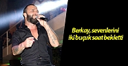 Berkay, sevenlerini iki buçuk saat bekletti