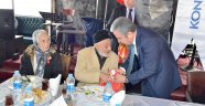 Böcek yaşlılarla bir araya geldi
