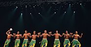 Brezilyalı dansçıların halay ve çiftetelli şovu