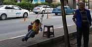 Caddedeki tek ağaca salıncak