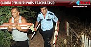 Çaldığı demirleri polis aracına taşıdı