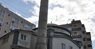 Caminin yardım kutusunu çaldı