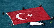 Çanakkale şehitleri için denizde dev Türk bayrağı açtılar (Videolu)
