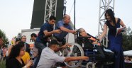 Engelli gençlerin mezuniyet sevinci