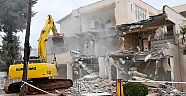 Eski belediye binası yıkıldı