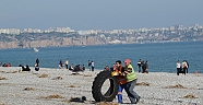 Fırtına sonrasında sahili kirleten atıklar temizleniyor 