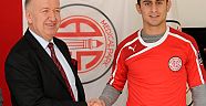 Genç İlkay imzayı attı