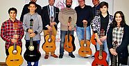 Gitar dinletisi büyüledi   