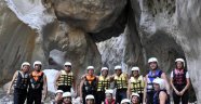 Göynük KanOnbinlerce yerli ve yabancı turiste adrenalin dolu anlar yaşatan Göynük Kanyonu, sezonu kapatmaya hazırlanıyor. Kış aylarında su seviyesinin artmasıyla kanyon, Nisan ayına kadar turistik turlara kapanıyor.