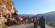 Heyelan yolu ulaşıma kapattı