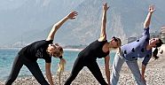 Kadınlar, sahilde 'yoga'tes yaptı