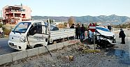 Kamyonet otomobile çarptı 2 yaralı