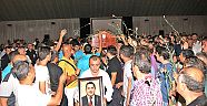 Karanfillerle uğurlandı