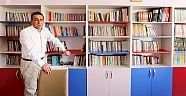 Kardeşi için kütüphane yaptırdı