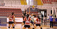 Kepez bayan voleybol yenilmezliğini sürdürdü