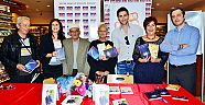 Kitabını hayranları için imzaladı