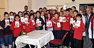 Kitaplarını imzaladı