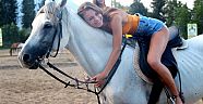 Kraliçe adayları at bindi  