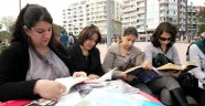 Meydanda kitap okudular
