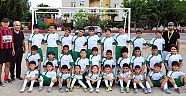 Minik kramponlar taşlı sahada