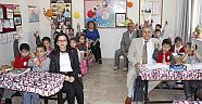 Miniklere süt ikramı